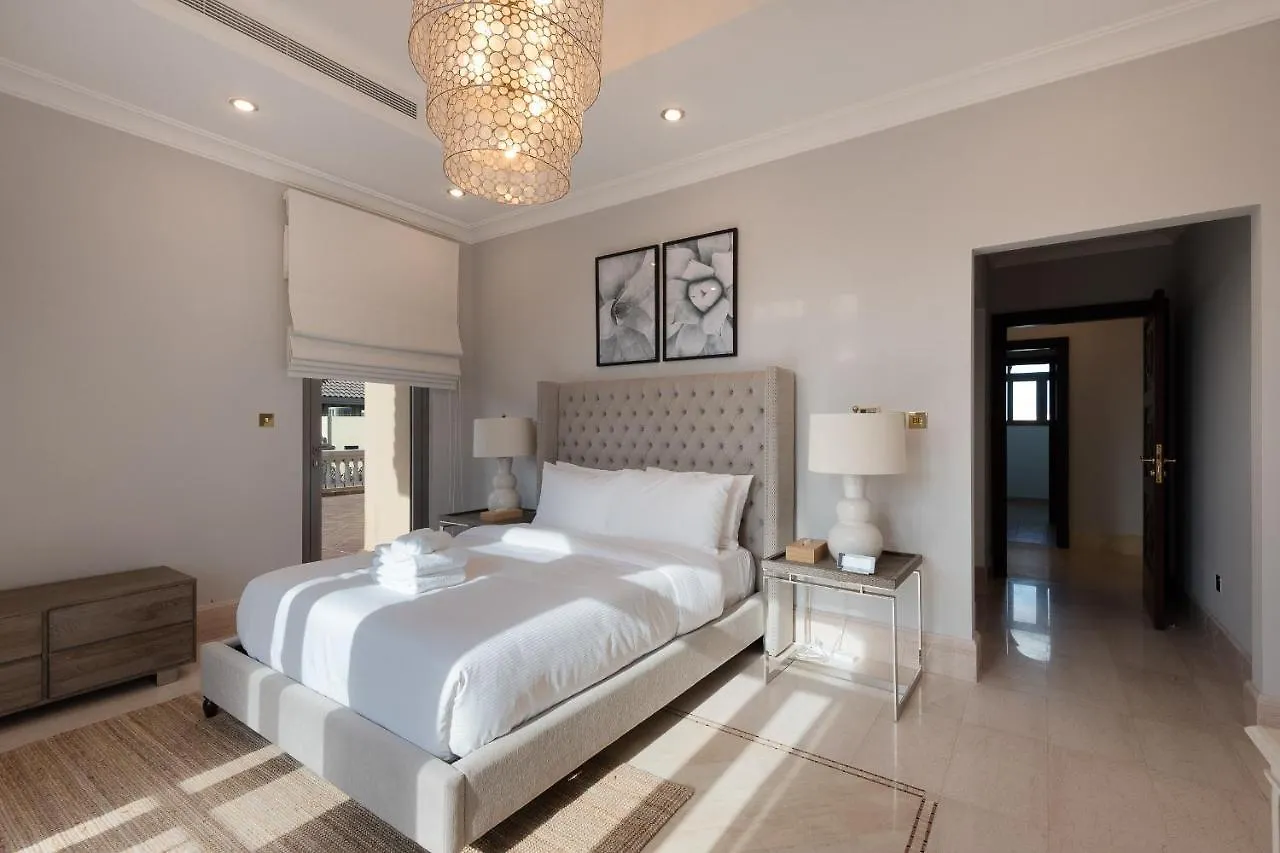 Maison Privee - Palm Jumeirah Beach Front Xl Villa With Private Pool Dubai